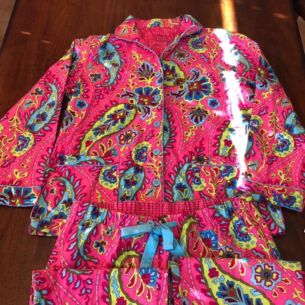 Relaxed flannel satin trim arabesque